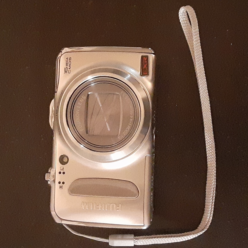 FUJIFILM 550EXR digital point and shoot